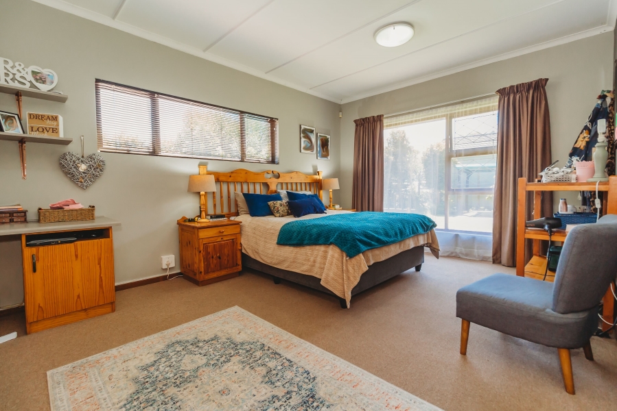 5 Bedroom Property for Sale in Heatherlands Western Cape